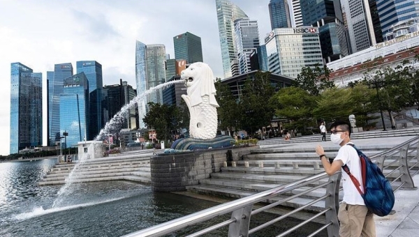 Власти Сингапура сокращают срок карантина для путешественников из ряда стран.