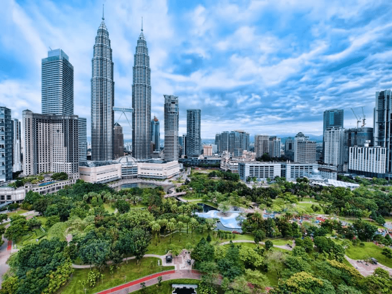 Правительство Малайзии решило вновь открыть границы для иностранных путешественников.