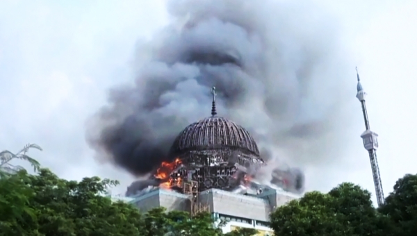 В Джакарте загорелся и рухнул купол Большой мечети Исламского центра.