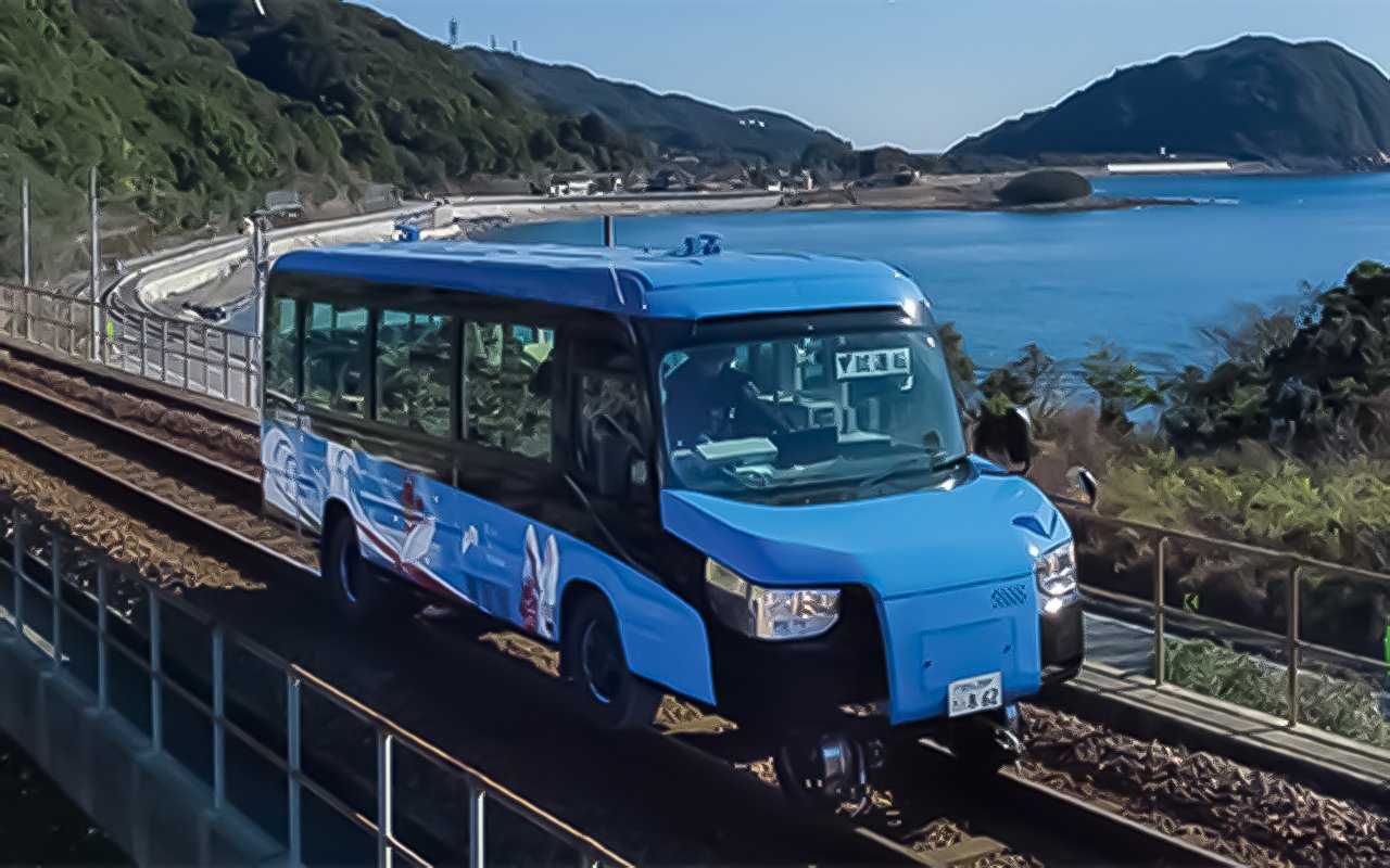 В Японии появился первый в мире автобус, который еще и… поезд
