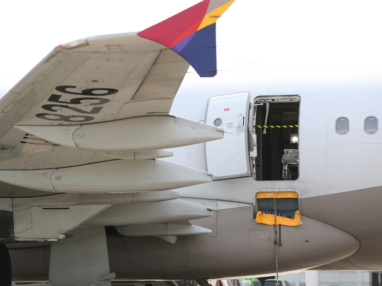 Пассажир Asiana Airlines открыл в полете дверь