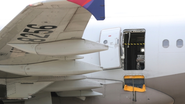Пассажир Asiana Airlines открыл в полете дверь