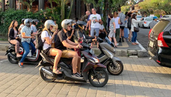 На Бали туристам усложняют аренду мотобайков