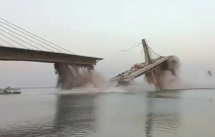 Двухсотметровый участок недостроенного моста обрушился в Индии