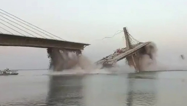 Двухсотметровый участок недостроенного моста обрушился в Индии