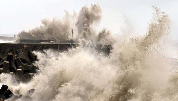 Мощный тайфун «Доксури» обрушился на юго-восточное побережье Китая